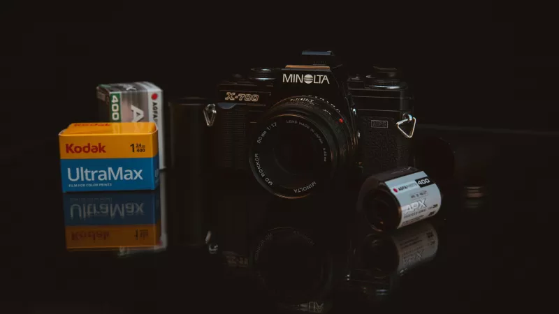 eine analoge minolta x-700 mit filmrollen