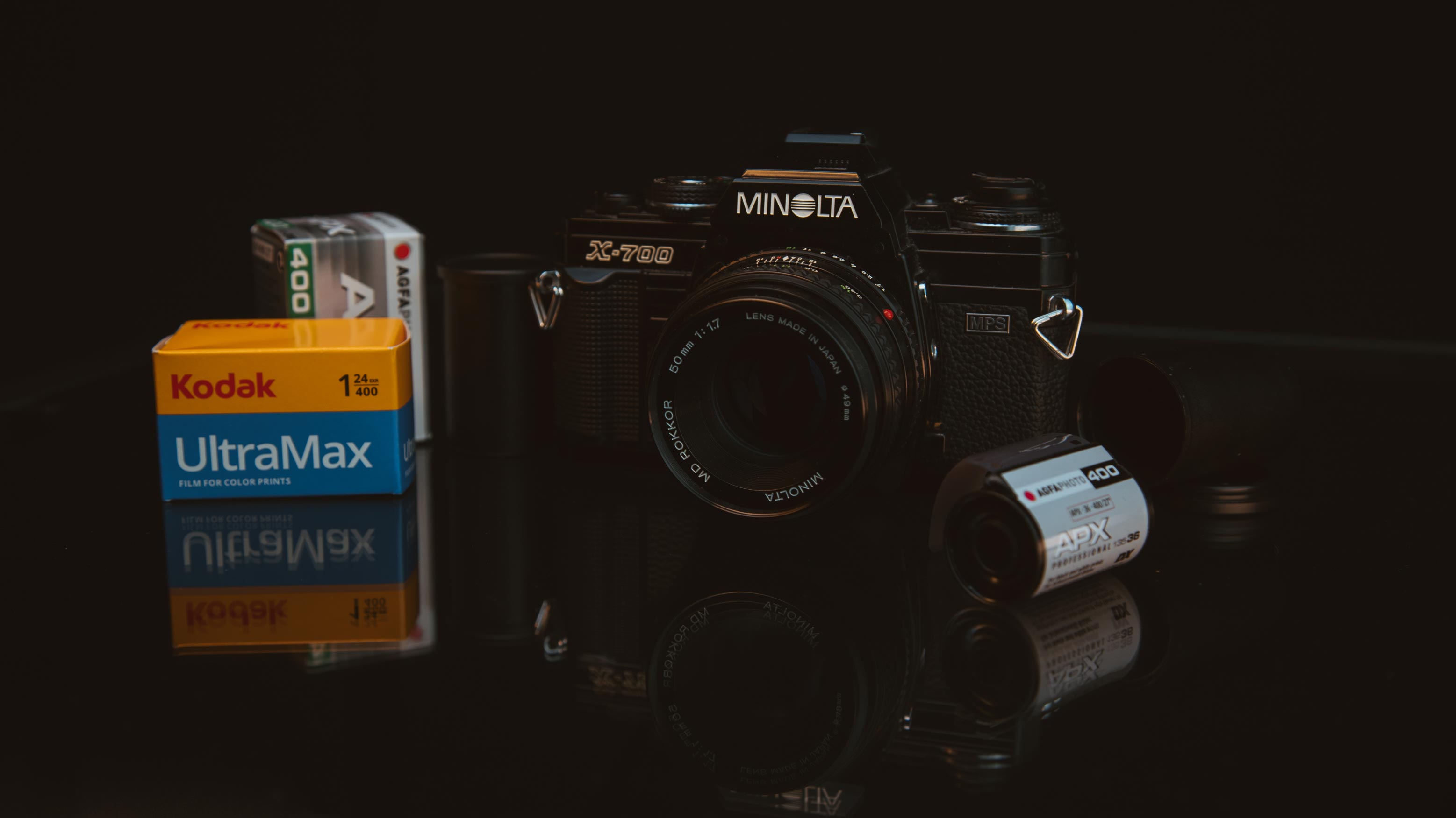 eine analoge minolta x-700 mit filmrollen