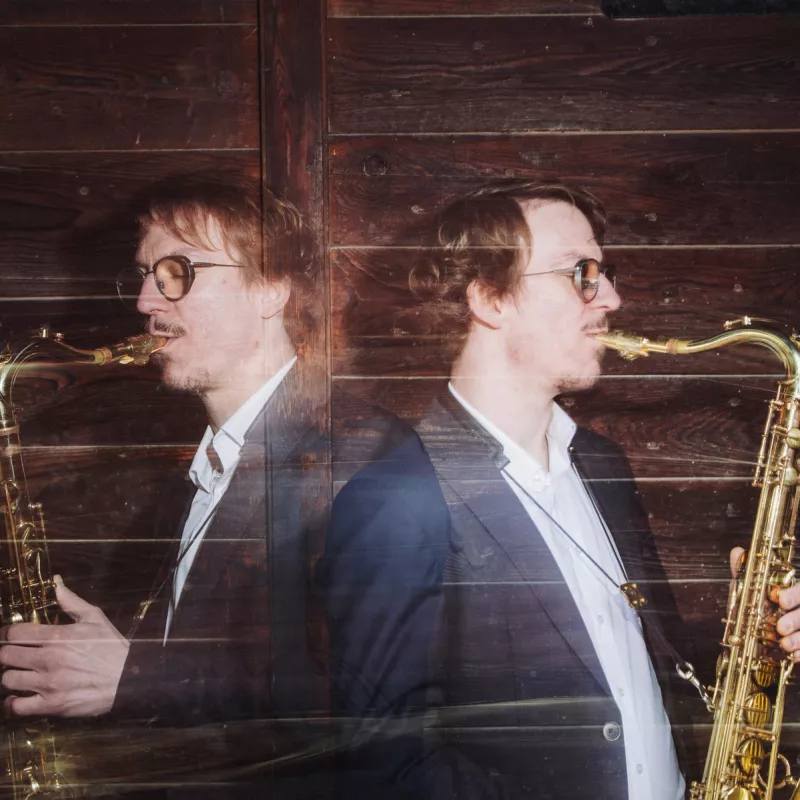 Nahaufnahme eines Musikers während des Band-Fotoshootings