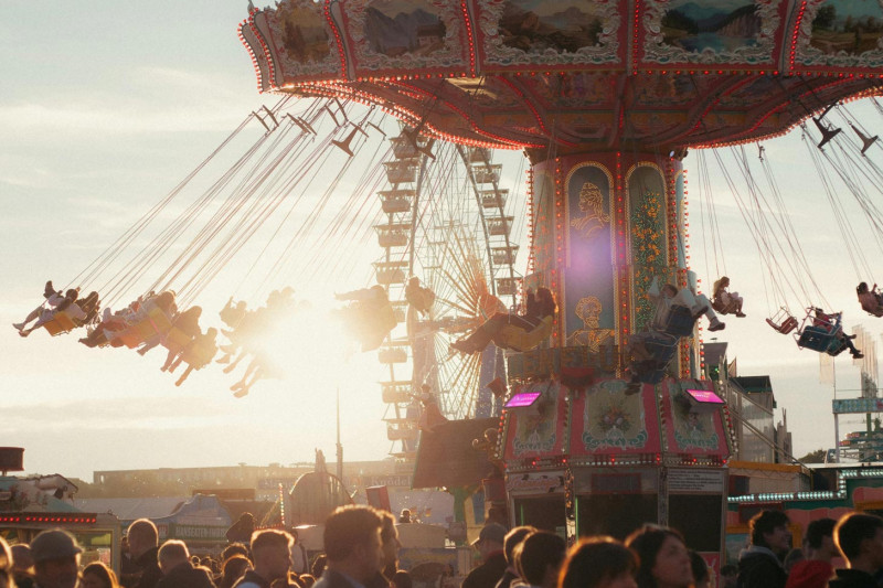 A spinning carousel in the evening at Oktoberfest